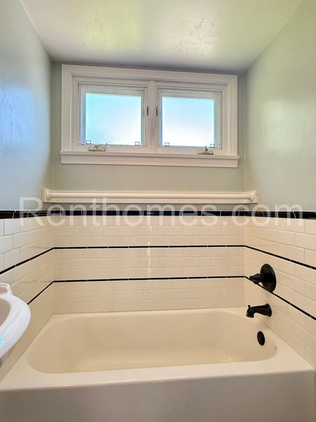 Building Photo - 2676 Narcissus Dr