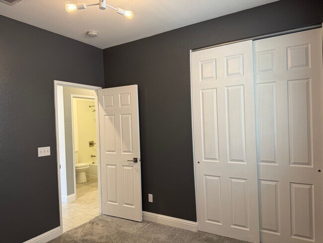 Building Photo - Clean Updated 3 Bedroom 2 Bathroom 1527 Sq...