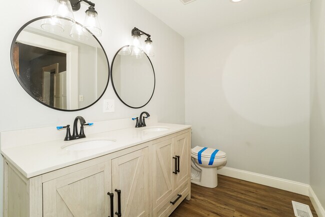 Building Photo - Charming 3-Bedroom Cleveland Home
