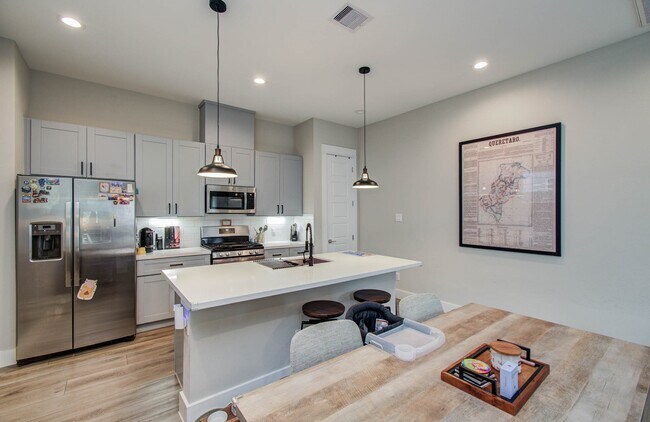 Building Photo - 1221 W Tidwell Rd