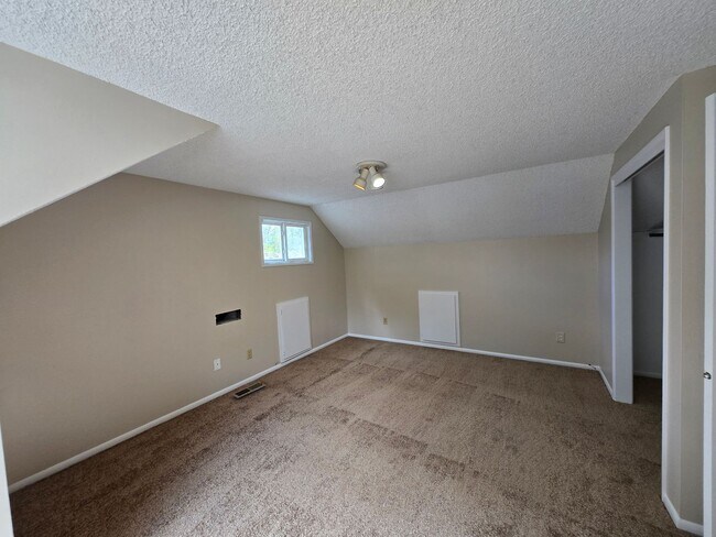 Building Photo - Terrific home, Large Yard, Quiet Street