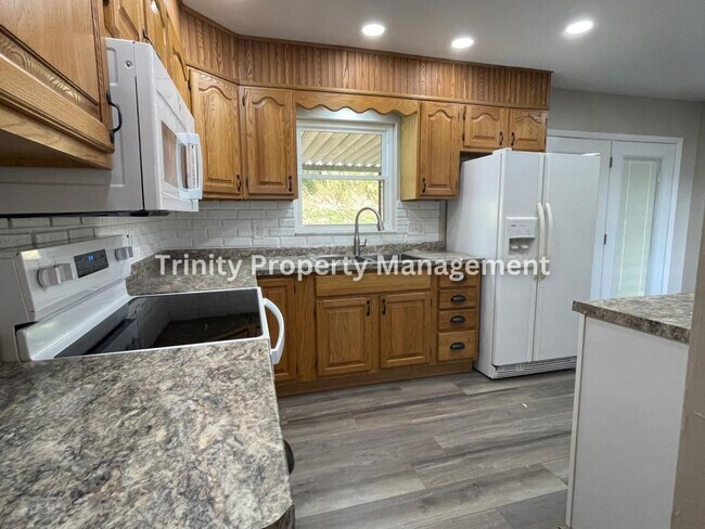 Building Photo - 305 Michael St