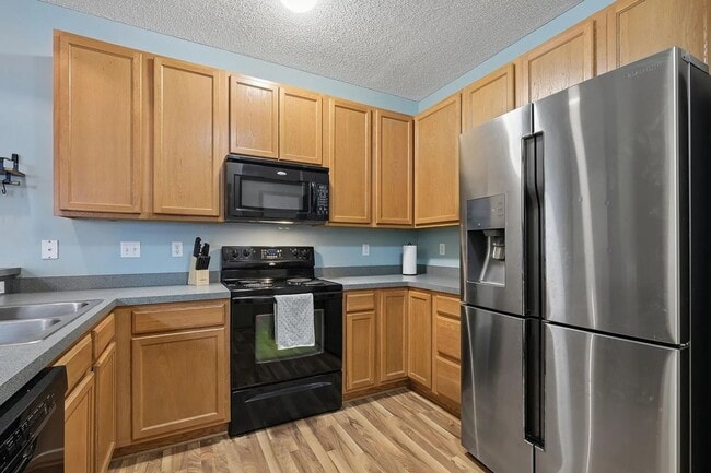 Building Photo - Quiet 2 bedroom with study area.