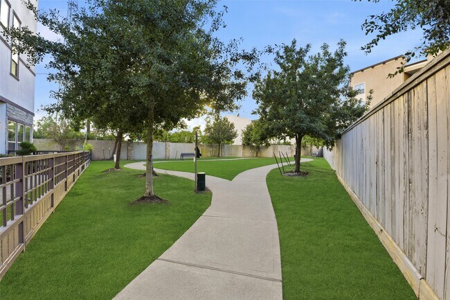 Building Photo - 819 Algona Ave