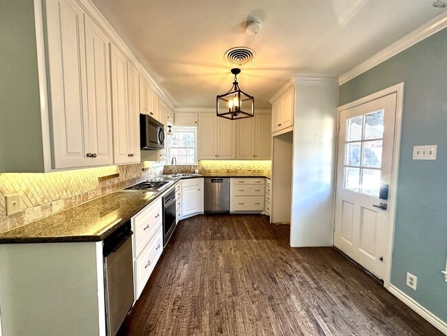 Building Photo - 2409 Ellingham