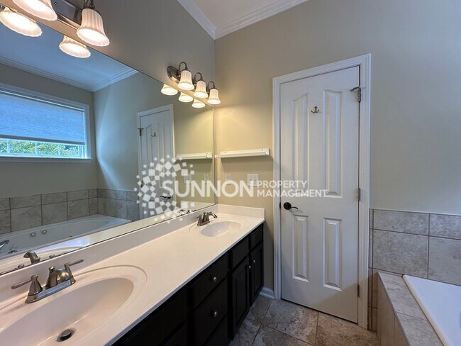 Building Photo - 4 Bedroom Home Near Birkdale Village