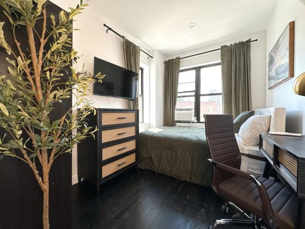 Building Photo - Furnished room/NOT APARTMENT