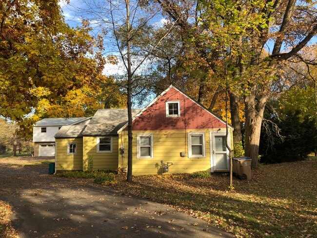 Primary Photo - Cozy Two Bedroom Single Family in Country ...