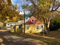 Building Photo - Cozy Two Bedroom Single Family in Country ...