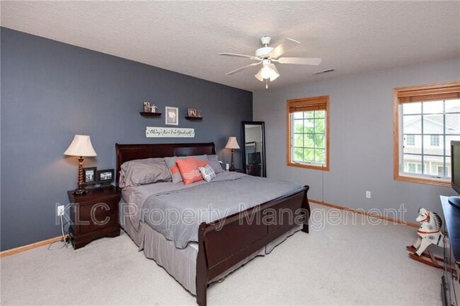 Building Photo - 946 Red Hawk Way SE