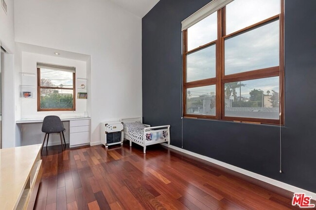 Building Photo - 1509 S Crest Dr