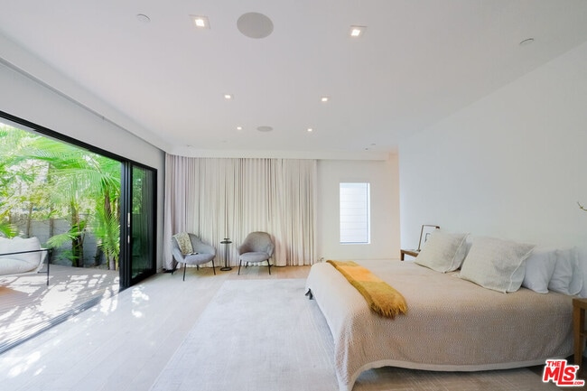 Building Photo - 627 Sunset Ave