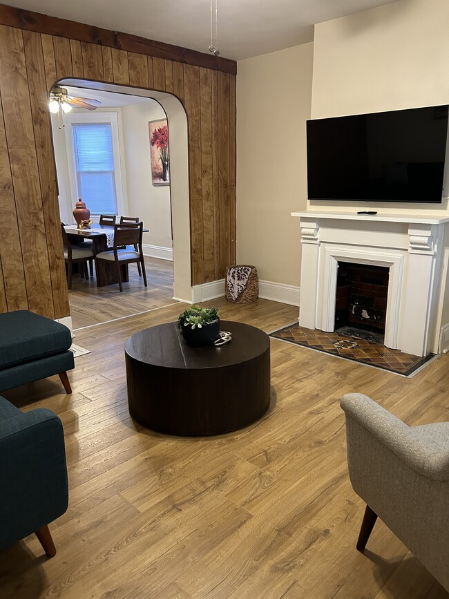 Building Photo - 3322 Daisy Ave