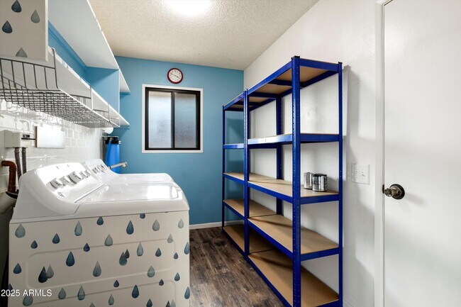 Building Photo - 12543 W Parkwood Dr