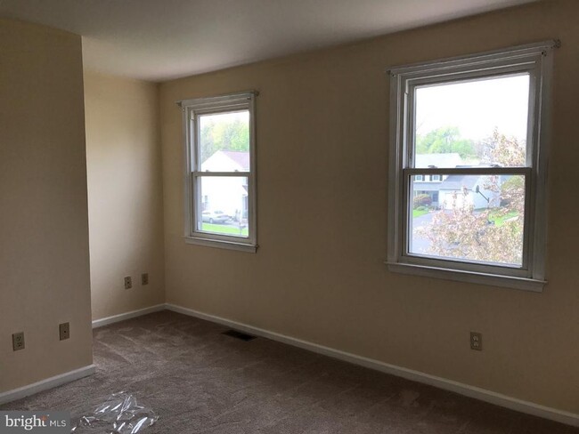 Building Photo - 2 Corwen Terrace W