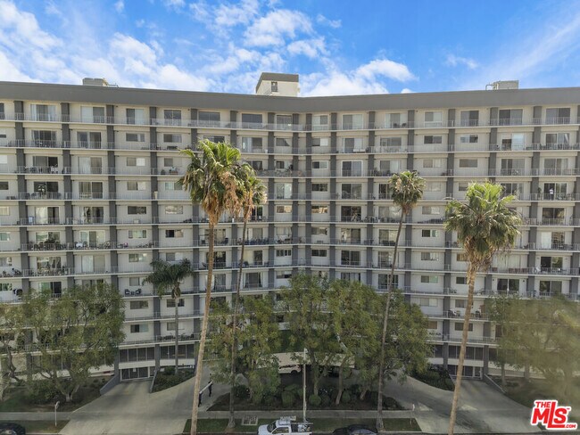 Building Photo - 100 S Doheny Dr