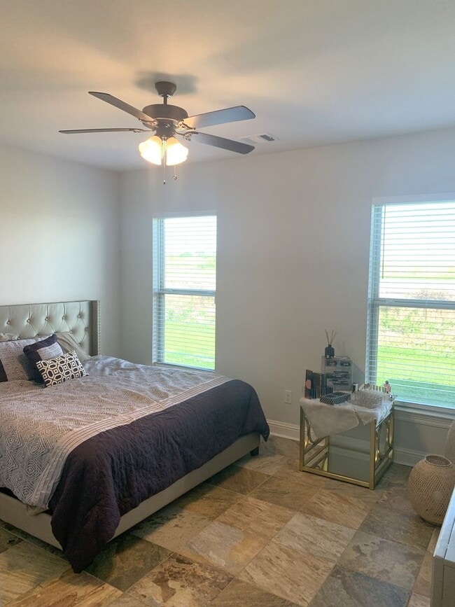 Building Photo - Beautiful 4 Bedroom 2.5 Bath Available for...