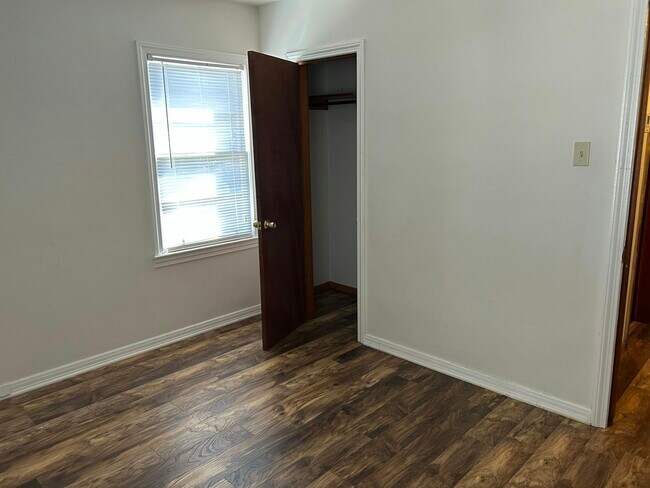 Building Photo - 2501 Robin Hood Dr