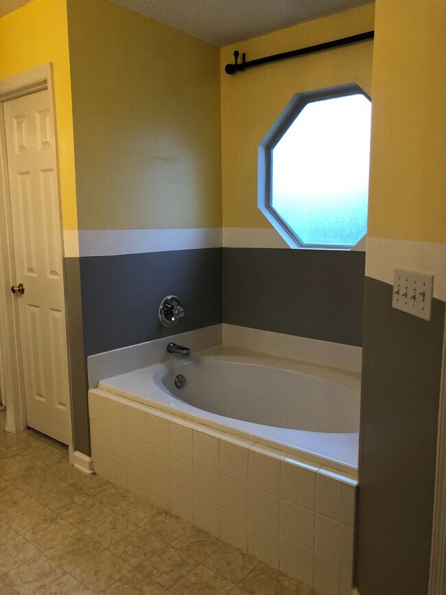 Building Photo - Cute Spacious Westside Home