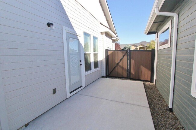 Building Photo - Immaculate Single-Level Patio Home