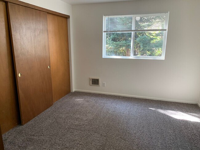 Building Photo - 1350 Alder Dr