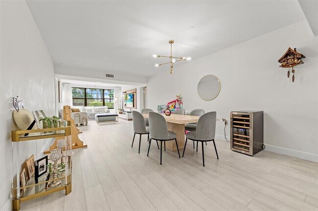 Building Photo - 6061 Balboa Cir