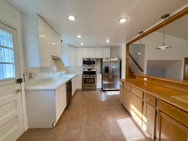 Building Photo - 9910 Crawford Ave