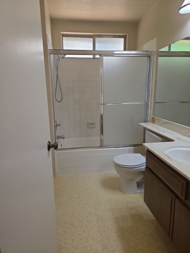 Building Photo - 203 Catalpa Ln