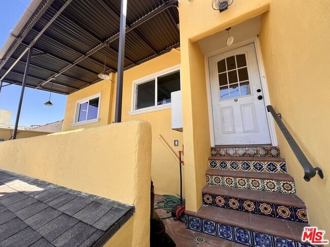 Primary Photo - 2737 S Robertson Blvd