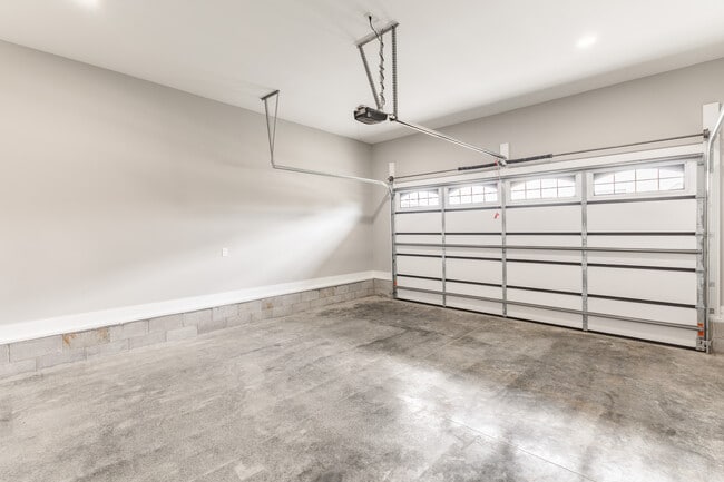 Building Photo - 592 River Watch Way