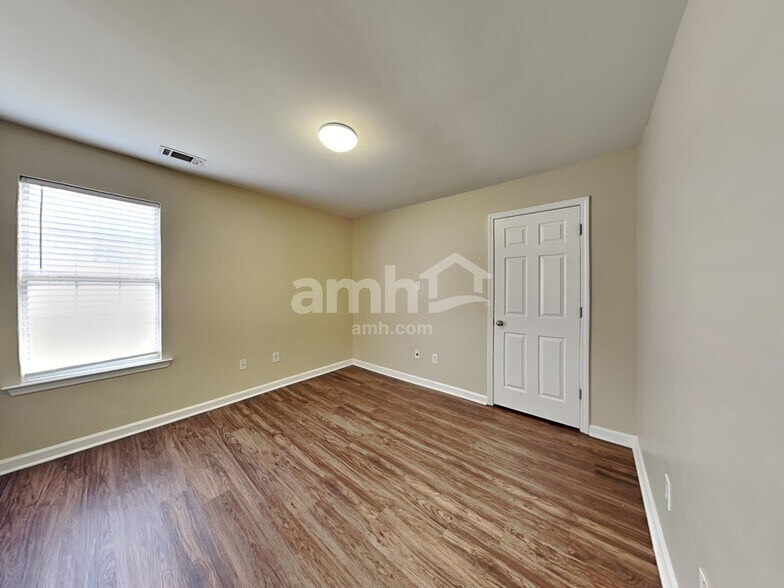 Building Photo - 409 Fairlawn Dr