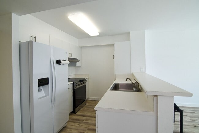 Building Photo - 1450 Young St