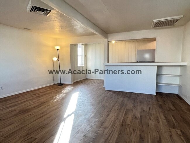 Building Photo - Quaint Two Bedroom