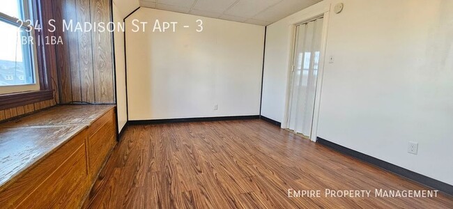 Building Photo - 3rd Floor: Studio / 1 Bathroom Apartment i...