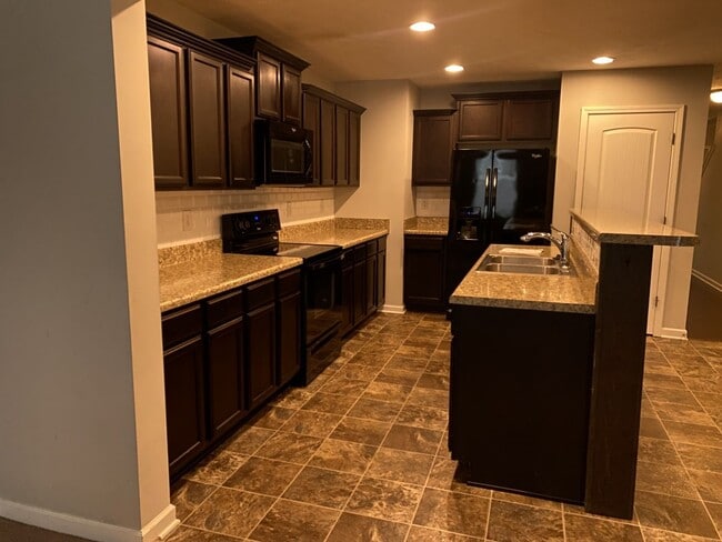 Building Photo - Townhome off Joe B Jackson