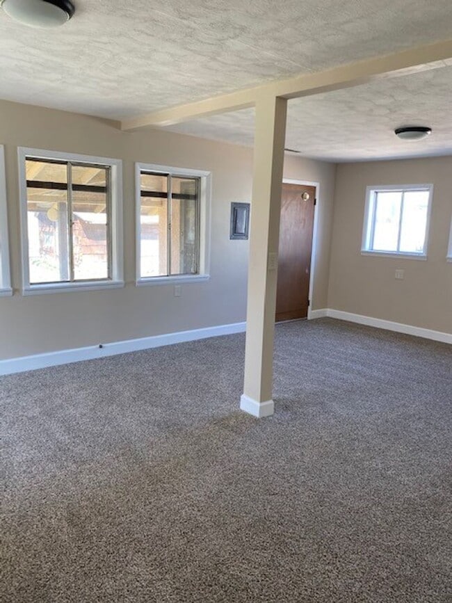 Building Photo - ALL PROSPECTIVE TENANTS MUST SUBMIT A $58 ...