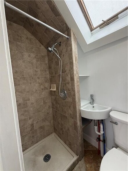 Building Photo - 87 Bentley St