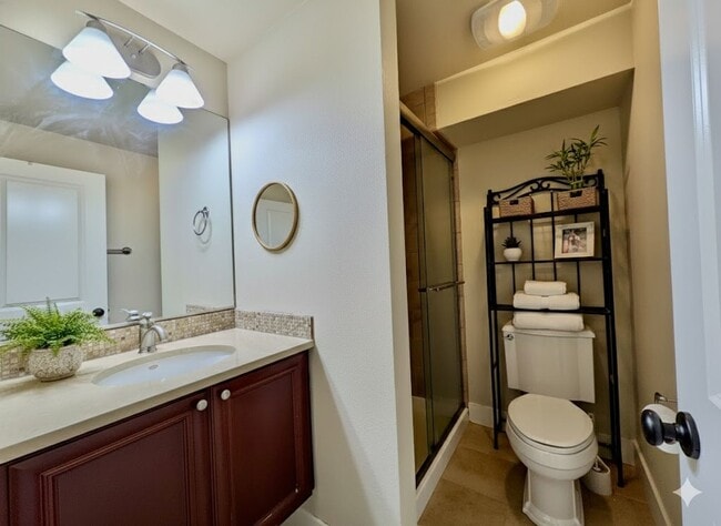 Building Photo - Luxury Townhome in Lake Oswego’s Coveted First Addition | Garage Included!