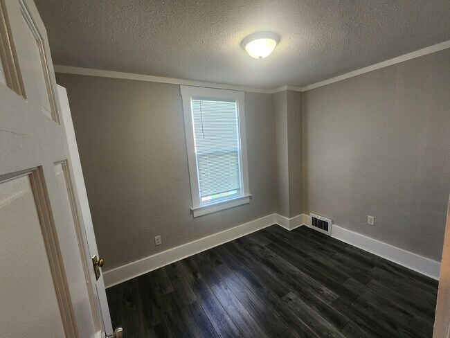 Building Photo - 307 E 22nd St