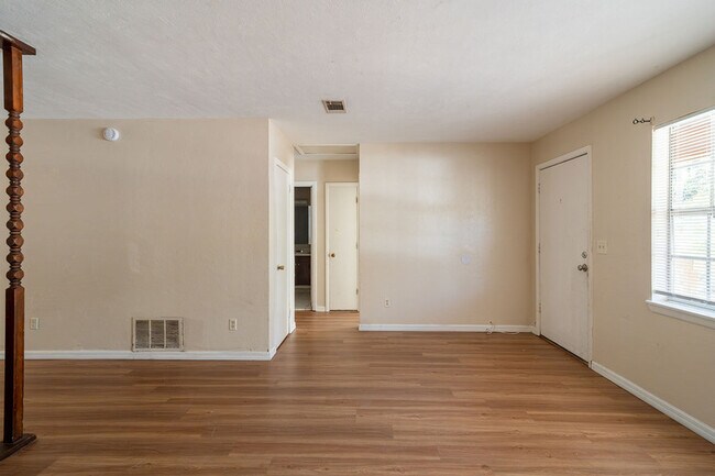 Building Photo - 3103 Pontiac Dr