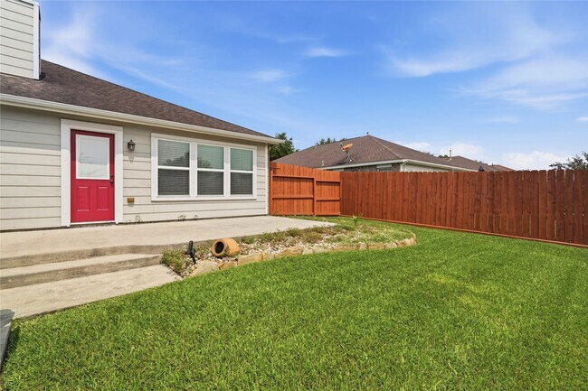 Building Photo - 2018 Leisure Ln