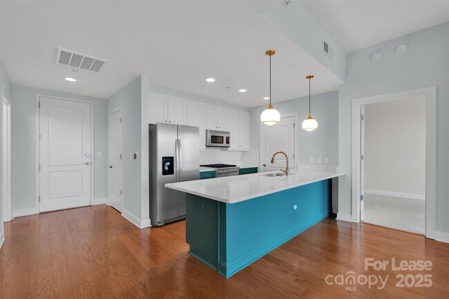 Building Photo - 701 Royal Ct