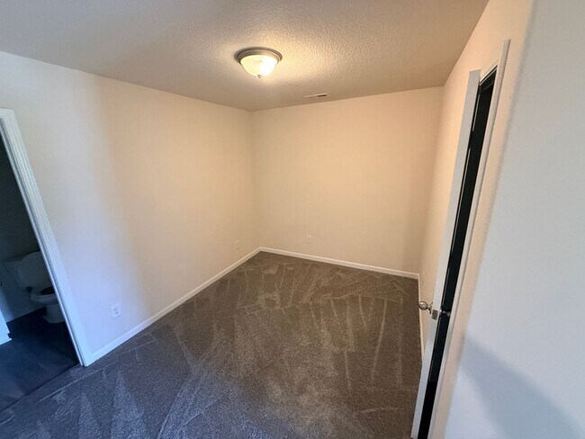 Building Photo - Lovely 3 bedroom/2.5 bath townhome