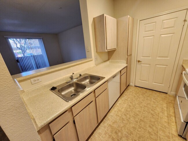 Building Photo - Fantastic, well maintained 2 bedroom condo.