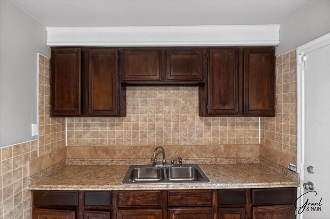 Building Photo - $1250 3 bedroom bungalow