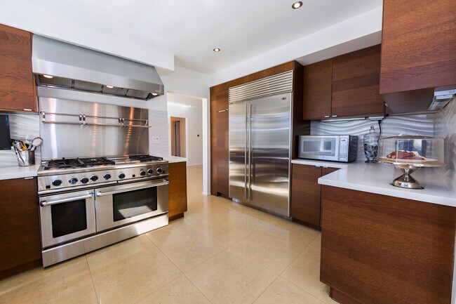 Building Photo - 17548 Marilla St