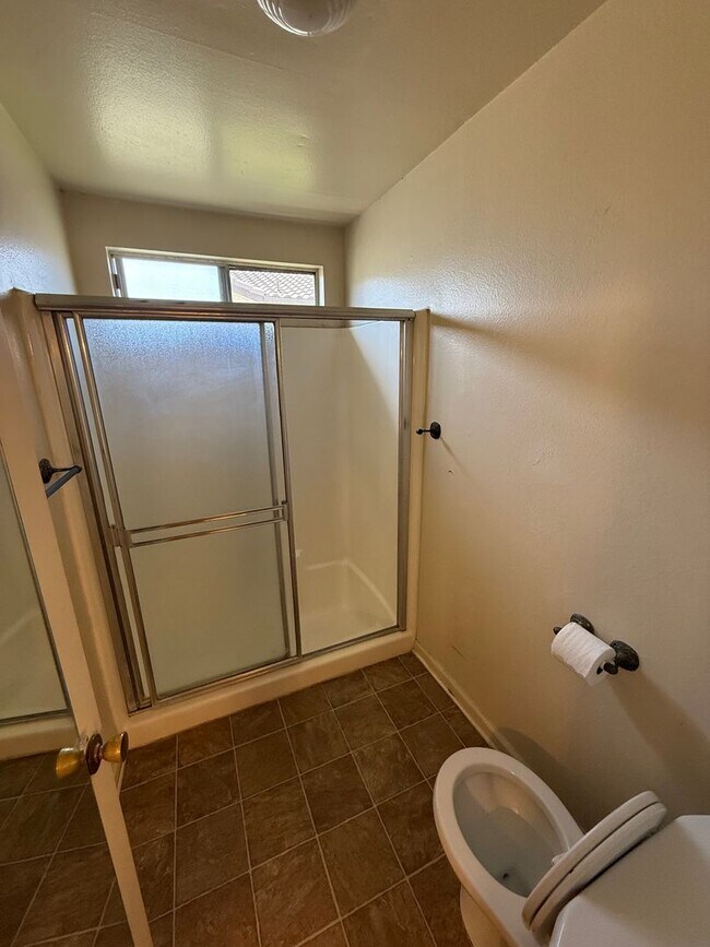 Building Photo - Bright and Airy 2 Story 2 BR/1.5BA townhom...