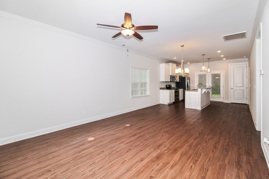 Building Photo - 200 Glenshee Ct