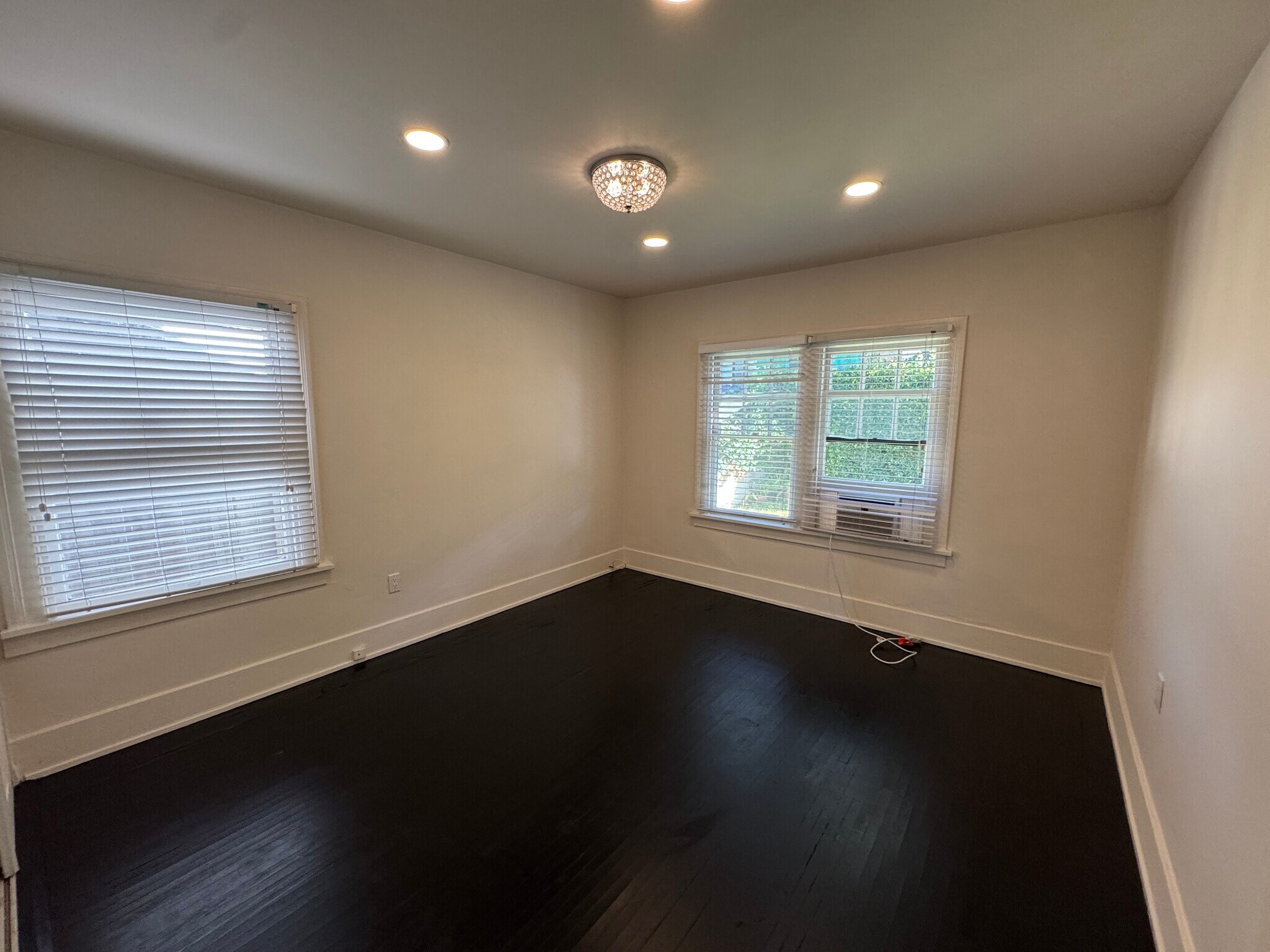 Building Photo - 849 N West Knoll Dr