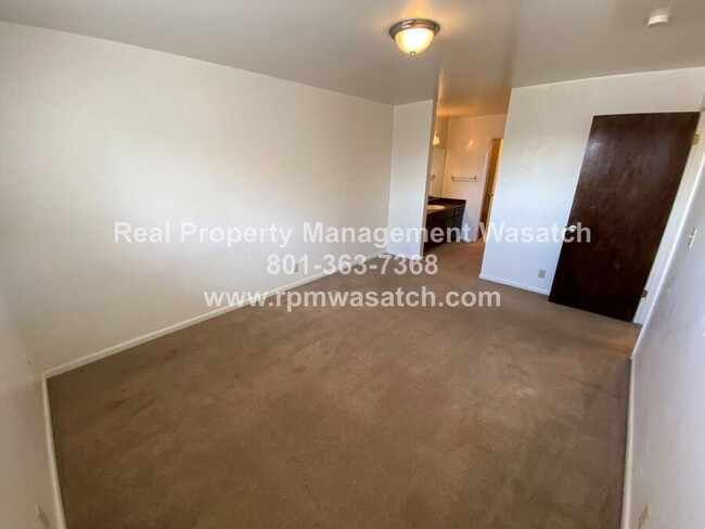 Building Photo - Spacious 3 bedroom, 1.5 bathroom condo in ...